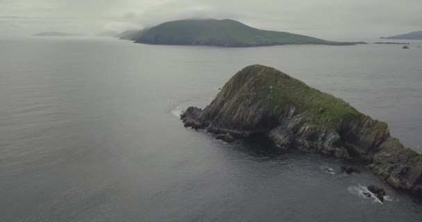 Вид Воздуха Скалы Выходящие Море Данмор Хед Ирландии — стоковое видео