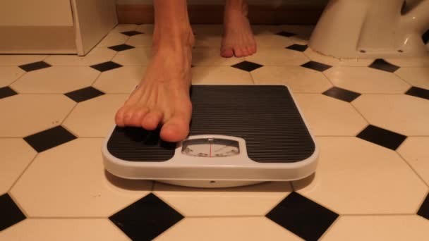 Frontansicht Von Personen Die Auf Waagen Mit Gewicht Kilogramm Ein — Stockvideo