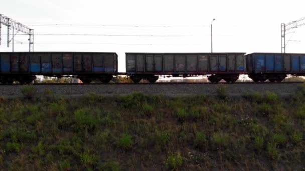 Vlak Prázdnými Kontejnery Nákladem Pohybující Kolejích — Stock video