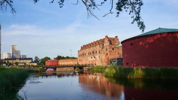 Letni Wieczór Malmö Timelapse Zabytkowym Zamkiem Fosą Nowoczesną Panoramą Tle — Wideo stockowe