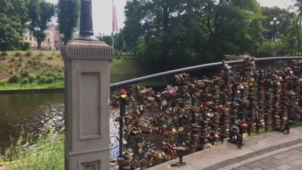 Corrimão Pontes Cheio Cadeados Chama Ponte Casamento Bastejkalns Quando Pessoas — Vídeo de Stock