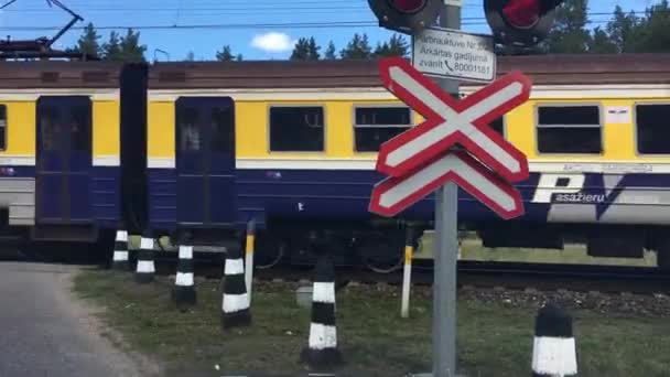 Снимок Поезда Проходящего Автомобиля Латвии — стоковое видео