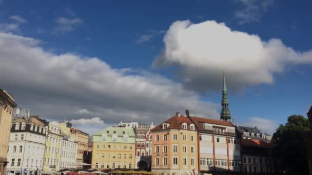 Panning Záběr Budov Hlavním Náměstí Rigas Doma Laukums — Stock video