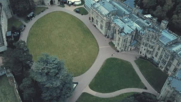 空中飞行飞越英格兰的邪恶的战斧城堡 该城堡最初由征服者威廉在1608年建造 苍蝇飞过 摄像机飞过空荡荡的庭院 — 图库视频影像