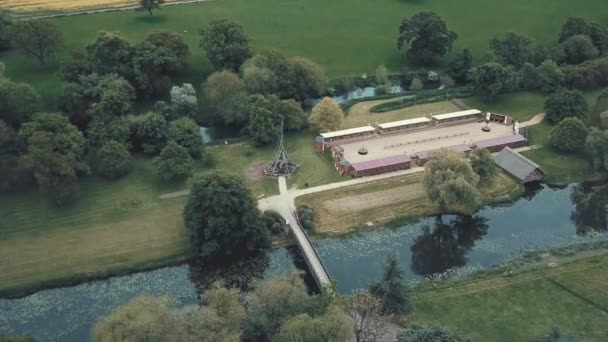 Volare Aereo Sopra Trabucco Funzionale Castello Warwick Inghilterra Originariamente Costruito — Video Stock