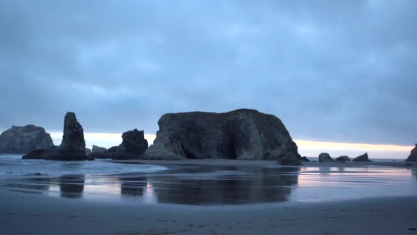 Moody Pobřeží Krajina Mořskými Komíny Bandon Oregon Pacific Northwest Krásné — Stock video