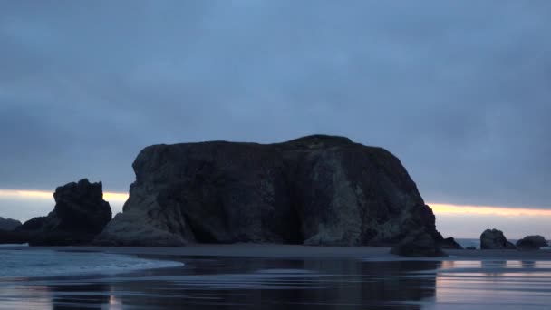 Hora Azul Noche Playa Escena Bandon Oregon Paisaje Dramático Impresionante — Vídeos de Stock