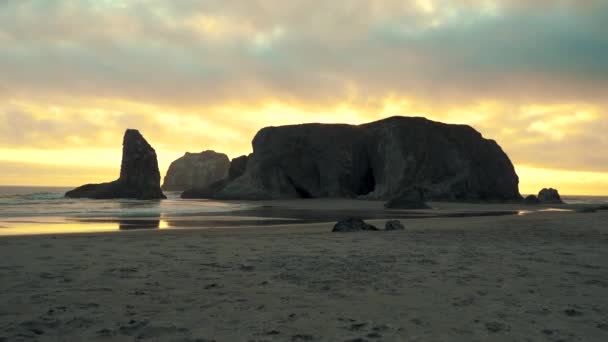 Západ Slunce Nad Ohromujícími Skalními Útvary Pláži Bandon Přibližující — Stock video