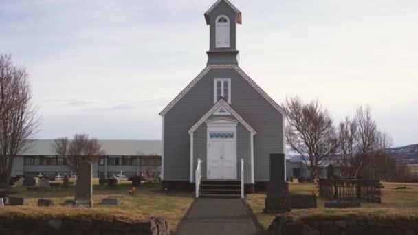 古いアイスランドの教会は異なる角度から示されています ソニーA7IiiとロニンSで撮影 — ストック動画