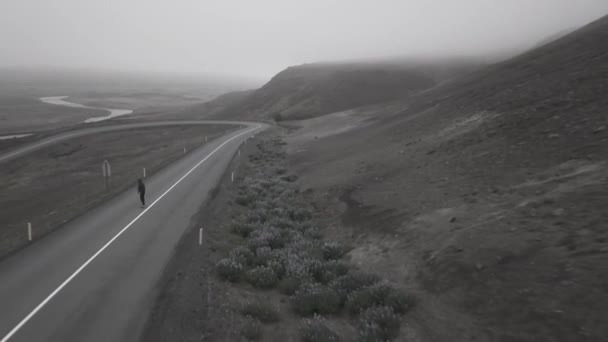 Drone Shots Skater Going Downhil Curvy Road Foggy Dramática Paisagem — Vídeo de Stock