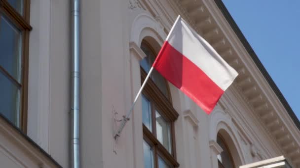 Flaga Polska Machająca Zwolnionym Tempie Budynku — Wideo stockowe