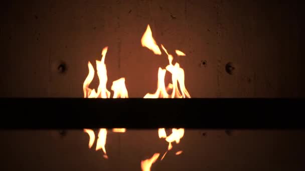 Diferentes Ángulos Fuego Artificial Ardiendo Dando Ambiente Moderno Oxidado Ambiental — Vídeo de stock