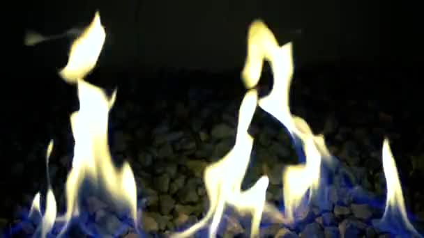 現代的で錆びた雰囲気を与える人工的な火のさまざまな角度 ソニーA7IiiとロニンSで撮影 — ストック動画