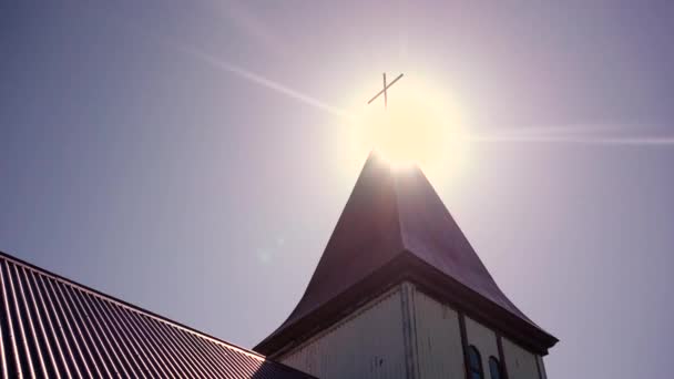 古いアイスランドの教会は異なる角度から示されています ソニーA7IiiとロニンSで撮影 — ストック動画