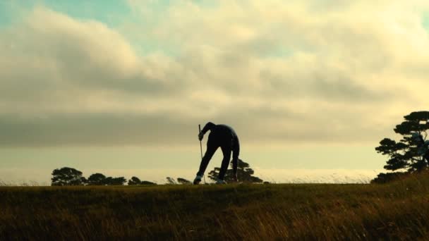 Golfista Preparándose Para Columpiarse Bandon Dunes Golf Resort Dramático Movimiento — Vídeo de stock