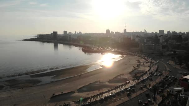 Aerial Słoneczny Widok Plażę Mieście Ruchu Znajduje Się Montevideo Uruguay — Wideo stockowe