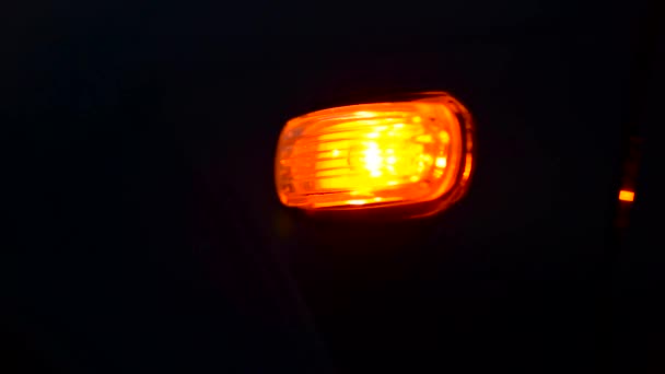 Yan Tehlikeli Araç Sinyal Lambası Gece Kötü Koşullarda Kaza — Stok video