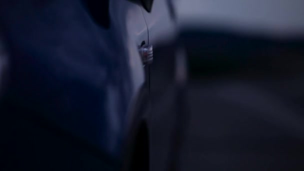 Światło Awaryjne Samochodu Rozmytym Samochodem Ciemną Noc — Wideo stockowe
