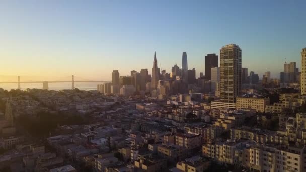 Dolly Mens Panorering Ned Downtown San Francisco Solopgang – Stock-video