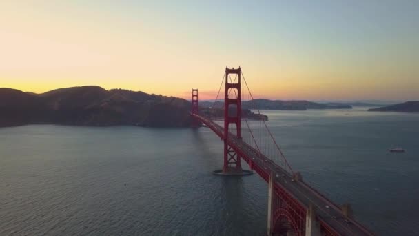 Luchtfoto Dolly Richting Golden Gate Bridge Tijdens Zonsondergang — Stockvideo