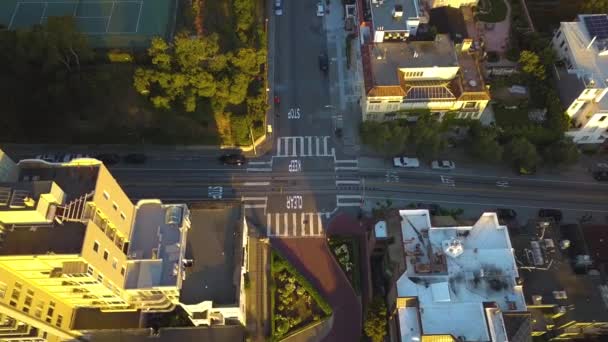 Aerial Pan Από Lombard Street Στο Reveal Golden Gate Bridge — Αρχείο Βίντεο