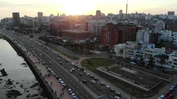 Sol Paisaje Plano Aéreo Del Tráfico Ciudad Situado Montevideo Uruguay — Vídeo de stock