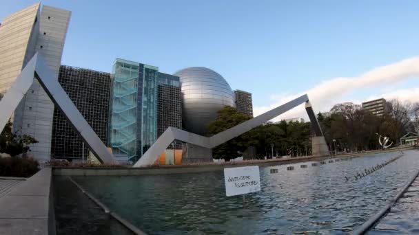 Zaman Aşımı Arka Planda Nagoya Bilim Müzesi Ile Fıskiyesi Şovu — Stok video