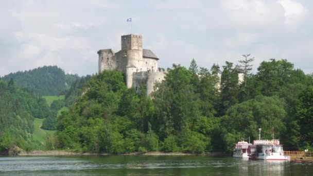 Castillo Niedzica Polonia Sobre Montaña Con Lago Debajo Ferrys Turísticos — Vídeo de stock