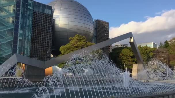 Arkaplanda Nagoya Bilim Müzesi Yle Halka Açık Fıskiyesi Gösterisi Geniş — Stok video