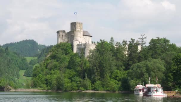 Castillo Niedzica Polonia Sobre Montaña Con Lago Debajo Ferrys Turísticos — Vídeo de stock