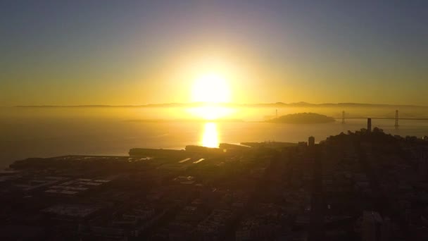 Luchtfoto Pan Right Reveal Downtown San Francisco Tijdens Zonsopgang — Stockvideo