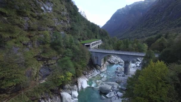 Sviçre Deki Verzasca Vadisi Nde Çift Kemerli Taş Köprü Kristal — Stok video