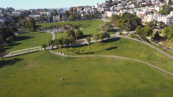 San Francisco Mahallesi Ndeki Mission Park Doğru Giden Hava Dolly — Stok video