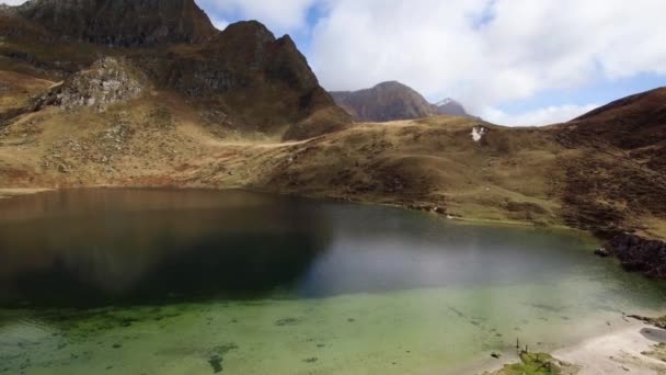 Letecký Pohled Odraz Hlubokého Modrého Horského Jezera Masivním Horským Pozadím — Stock video