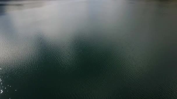 雪の山と秋のスイスの山の湖の空中ビュー ラゴリトムのショットを明らかに — ストック動画