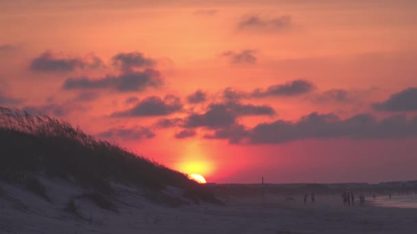 太阳升起在北卡罗莱纳州外滩 Obx 日落海滩以南的鸟岛上空 你可以看到人们在黑暗中沿着海滩散步 — 图库视频影像