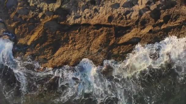 Ondas Batendo Pedras Contra Pequena Ilha Oceano — Vídeo de Stock