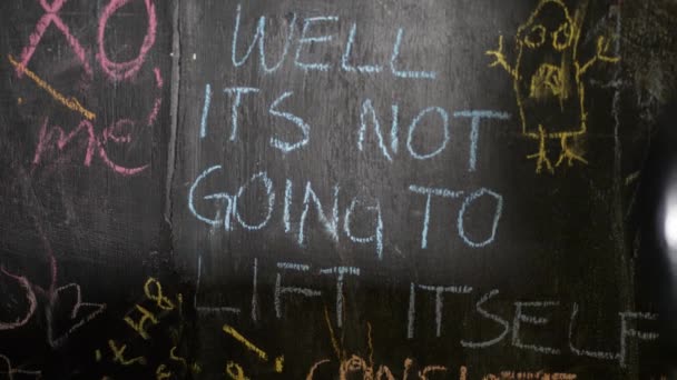 Spor Salonunun Duvarında Motivasyon Mesajı Var Kendinizi Yükseltmek Geliştirmek Için — Stok video
