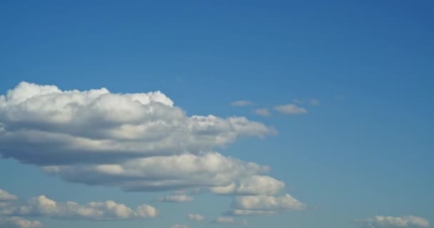 대낮에 바뀌어 에스토니아 하늘을 — 비디오