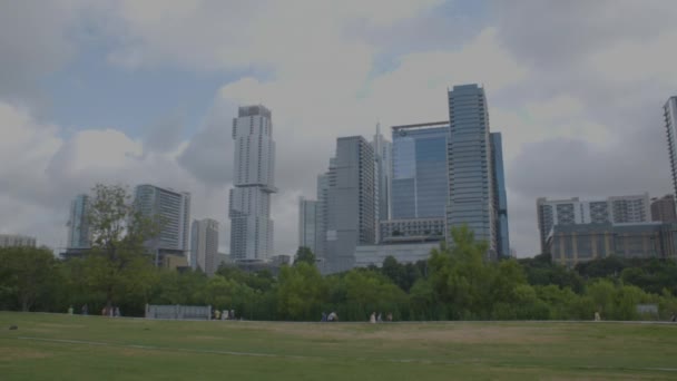 Pase Izquierda Derecha Austin Texas Skyline Con Personas Corriendo Caminando — Vídeo de stock