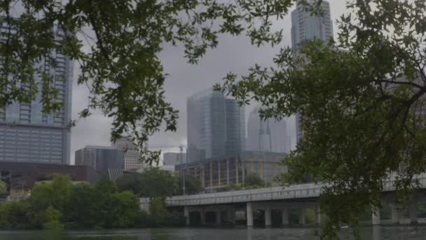 Austin Texas Skyline Pan Abajo Hasta Río Colorado — Vídeos de Stock