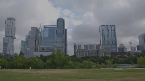 Abgesperrte Aufnahme Der Skyline Von Austin Texas Mit Menschen Hintergrund — Stockvideo