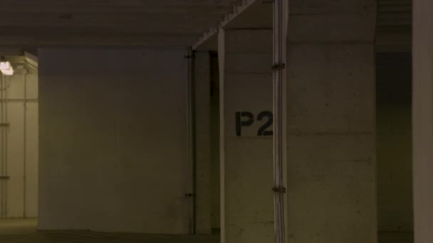 重点放在标有 的停车场柱子上 — 图库视频影像