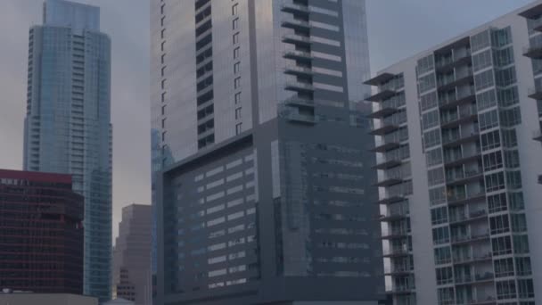 Pan Μέχρι Ψηλό Κτίριο Στο Ώστιν Τέξας — Αρχείο Βίντεο