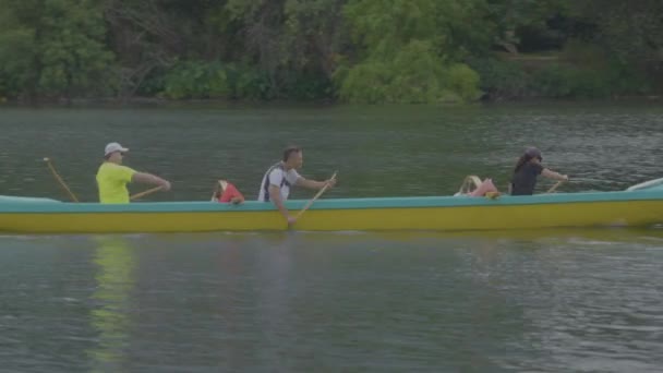 Três Kayakers Remando Através Lady Bird Lake Austin Texas 1080 — Vídeo de Stock