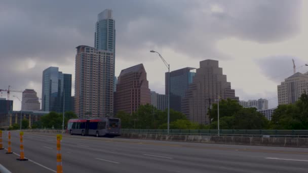 Auta Přejíždějí Most Před Austin Texas Panorama — Stock video