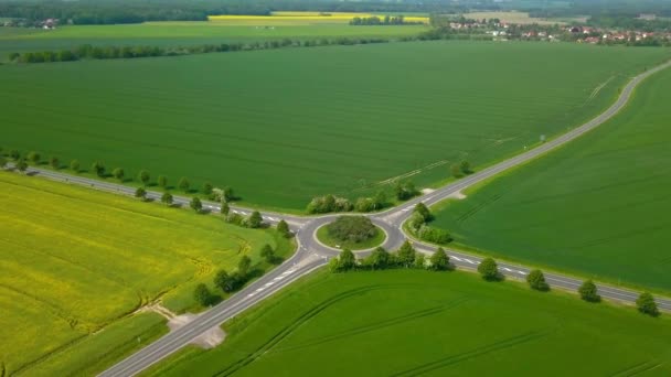 Vue Aérienne Des Champs Cultivés Avec Circulation Routière Rotative Serpentant — Video