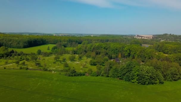 Vista Aérea Pequena Aldeia Entre Prados Floresta Durante Primavera Verão — Vídeo de Stock
