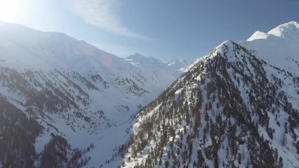 意大利Livigno雪地下一座山脊和一个无法进入的山谷的空中拍摄 — 图库视频影像
