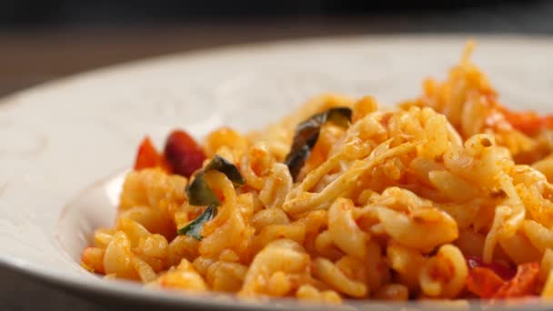 Sticka Silvergaffel Fusilli Pasta Med Tomatsås Lyfta Upp Den Och — Stockvideo